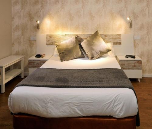 Habitación con cama grande del hotel Vivar