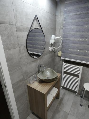 Habitación con cama grande del hotel Vivar. Foto 5