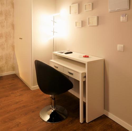 Habitación con cama grande del hotel Vivar. Foto 11