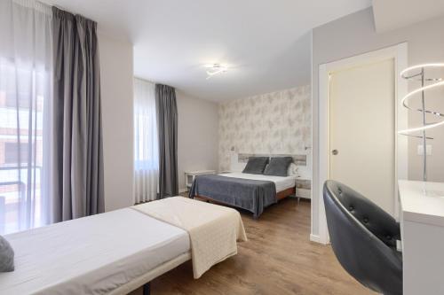 Habitación Triple del hotel Vivar. Foto 6