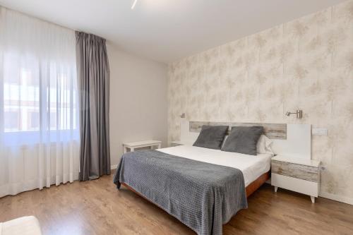 Habitación con cama grande del hotel Vivar. Foto 7