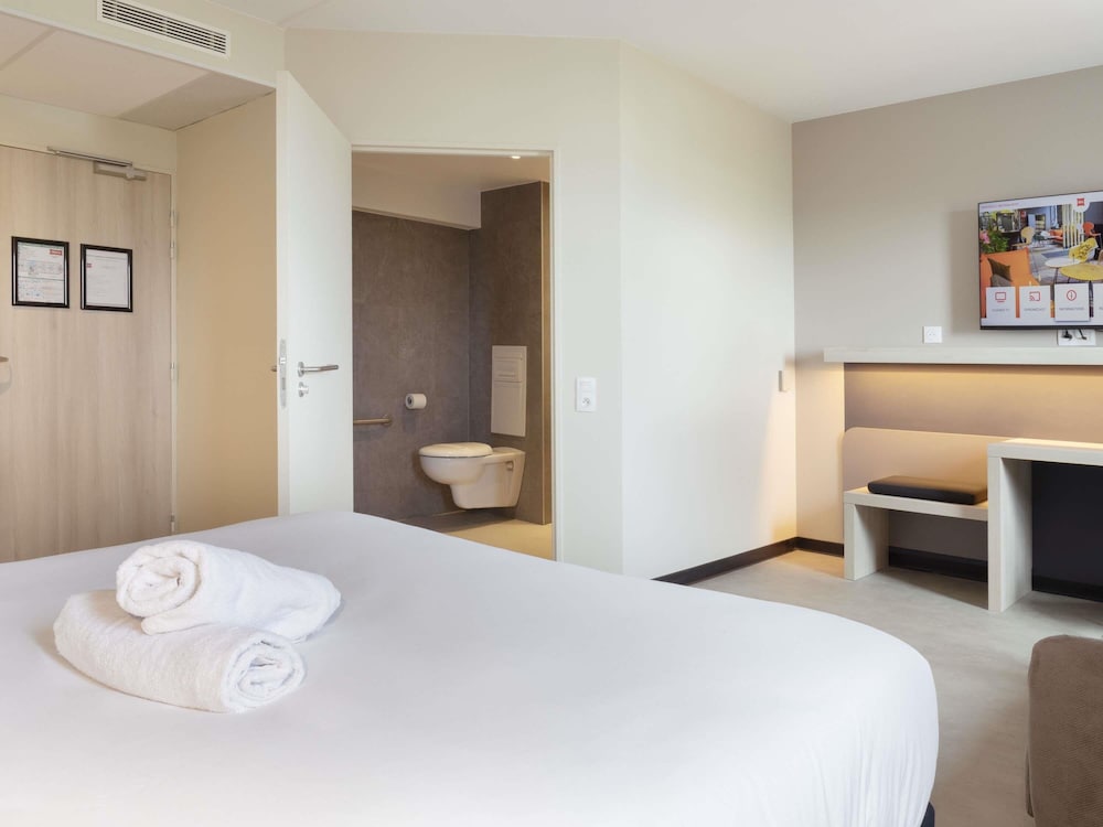 Habitación Estándar Accesible (PMR) con 1 cama doble del hotel Ibis Douai Dechy. Foto 4