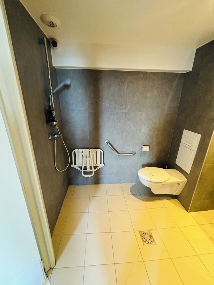 Habitación Estándar Accesible (PMR) con 1 cama doble del hotel Ibis Douai Dechy. Foto 10