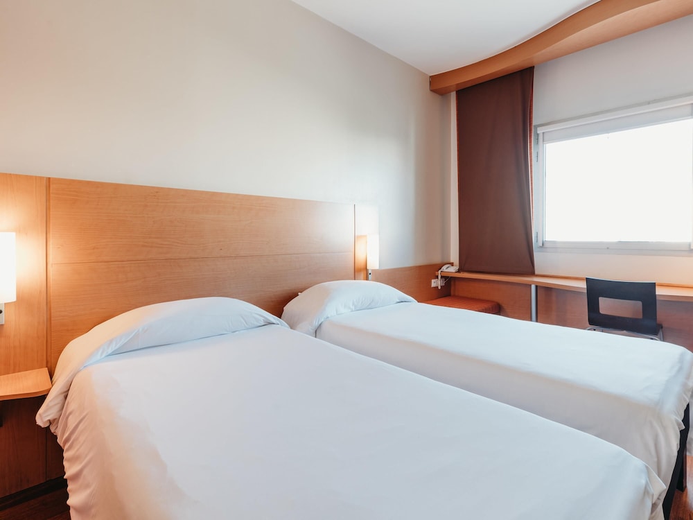 Habitación estándar con 2 camas individuales, 2 camas individuales del hotel Ibis Marrakech Centre Gare. Foto 1