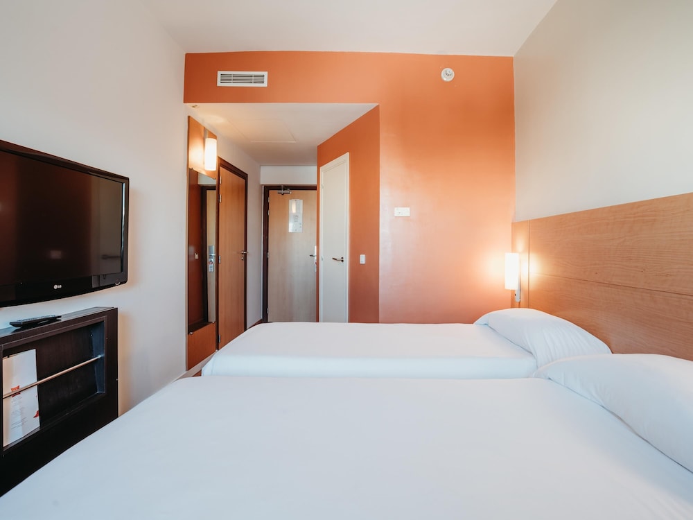 Habitación estándar con 2 camas individuales, 2 camas individuales del hotel Ibis Marrakech Centre Gare. Foto 2