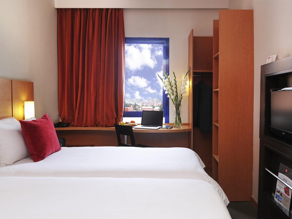 Habitación estándar con 2 camas individuales, 2 camas individuales del hotel Ibis Marrakech Centre Gare. Foto 3