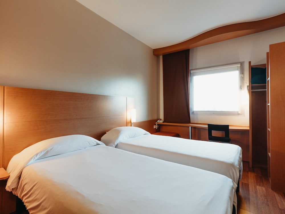 Habitación estándar con 2 camas individuales, 2 camas individuales del hotel Ibis Marrakech Centre Gare. Foto 5