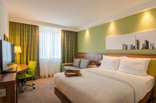 Habitación con sofá cama - 1 cama grande del hotel Hampton By Hilton Frankfurt City Centre