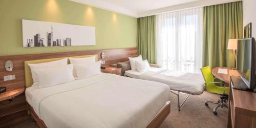 Habitación con sofá cama - 1 cama grande del hotel Hampton By Hilton Frankfurt City Centre. Foto 2