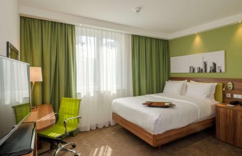 Habitación con cama grande adaptada para personas de movilidad reducida del hotel Hampton By Hilton Frankfurt City Centre