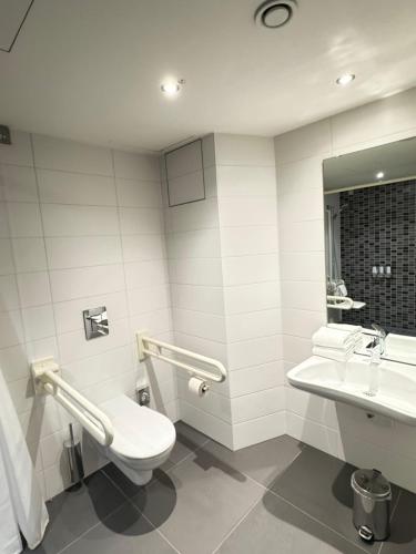 Habitación con cama grande adaptada para personas de movilidad reducida del hotel Hampton By Hilton Frankfurt City Centre. Foto 1