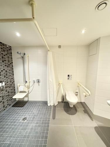 Habitación con cama grande adaptada para personas de movilidad reducida del hotel Hampton By Hilton Frankfurt City Centre. Foto 2