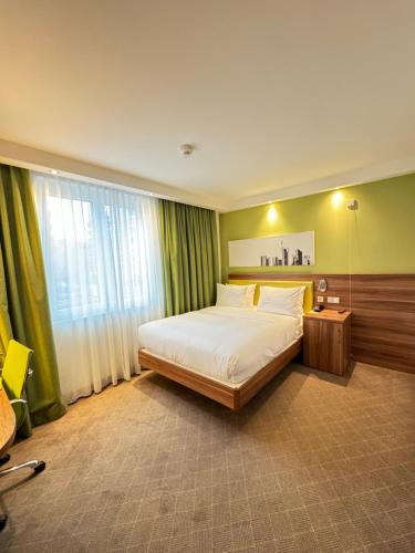 Habitación con cama grande adaptada para personas de movilidad reducida del hotel Hampton By Hilton Frankfurt City Centre. Foto 3