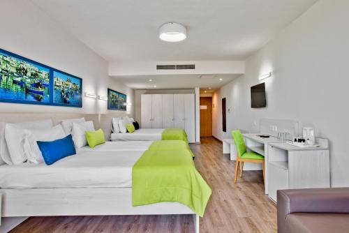 Habitación Familiar con balcón del hotel Santana. Foto 1
