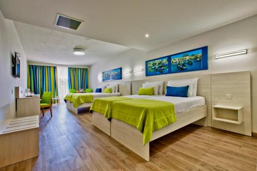 Habitación Familiar con balcón del hotel Santana. Foto 2