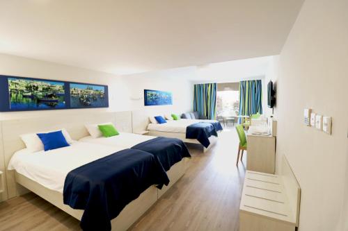 Habitación Familiar con balcón del hotel Santana. Foto 3