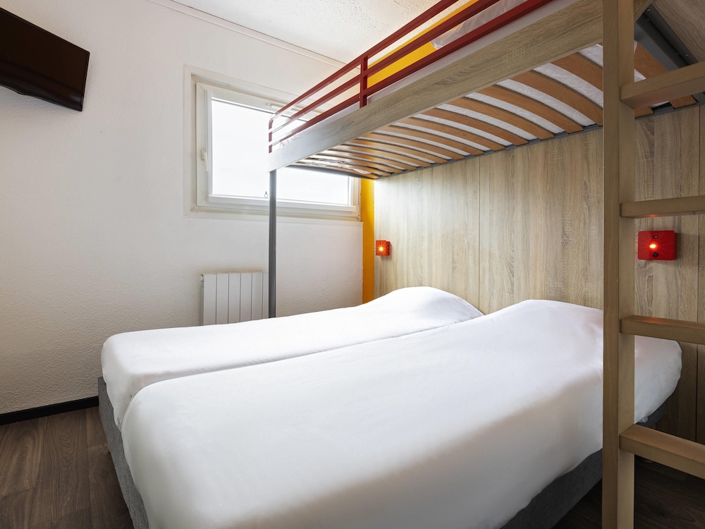 Habitación con cama doble y cama individual del hotel F1 Reims Tinqueux