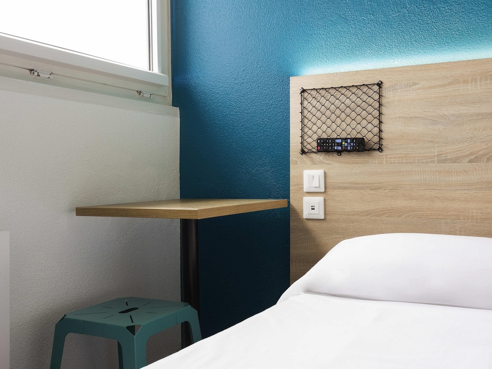 Habitación con 2 camas individuales y baño del hotel F1 Reims Tinqueux