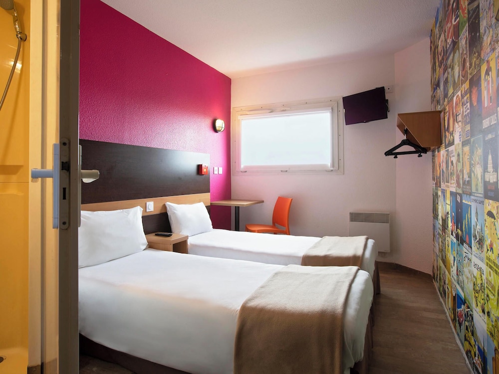 Habitación con 2 camas individuales y baño del hotel F1 Reims Tinqueux. Foto 2