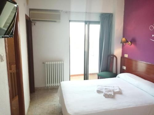 Habitación triple con balcón del hotel Jaime I. Foto 3