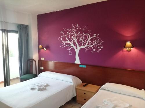Habitación triple con balcón del hotel Jaime I. Foto 4