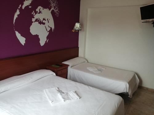Habitación triple con balcón del hotel Jaime I. Foto 9