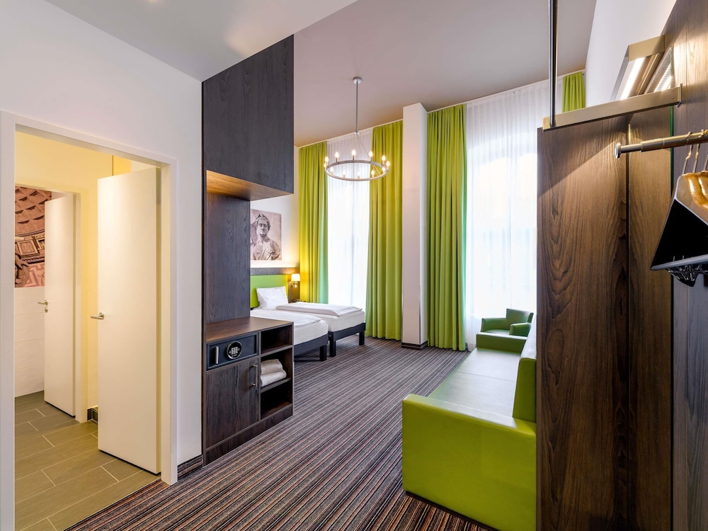 Habitaciones Familiares All Comfort Space: camas gemelas de 2 x 100 x 200 cm (2 x 63 x 79 pulgadas) y 1 sofá cama del hotel Ibis Styles Trier