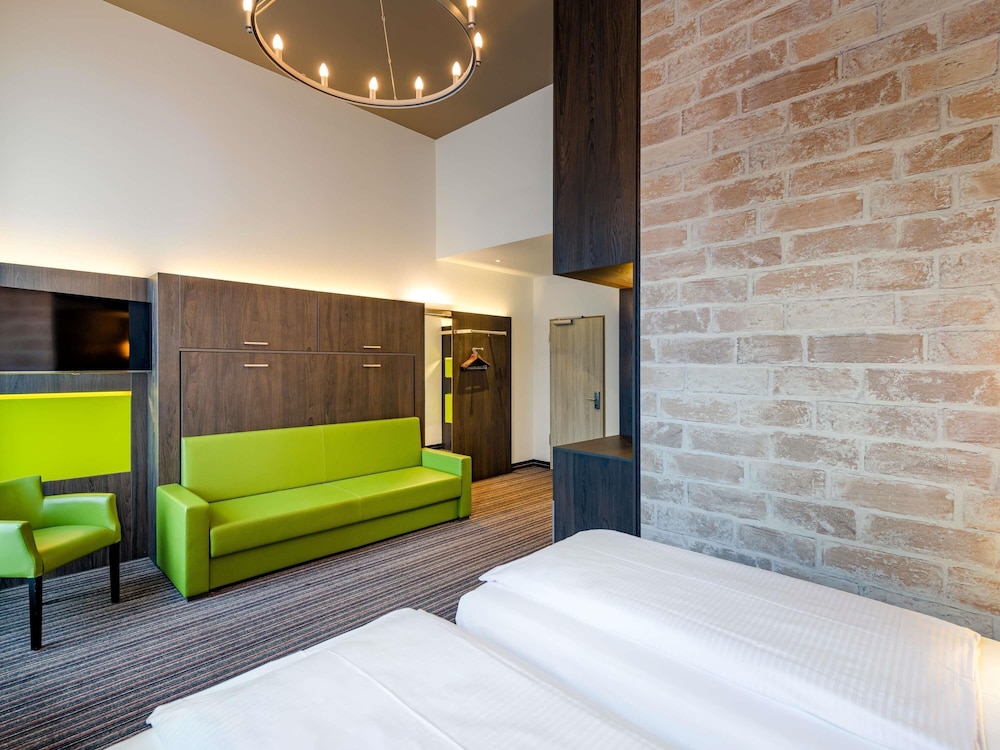 Habitaciones Familiares All Comfort Space: camas gemelas de 2 x 100 x 200 cm (2 x 63 x 79 pulgadas) y 1 sofá cama del hotel Ibis Styles Trier. Foto 9