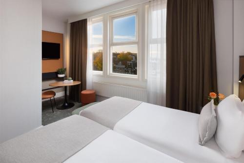 Habitación Estándar Pequeña con vistas al canal del hotel Nh City Centre Amsterdam. Foto 1