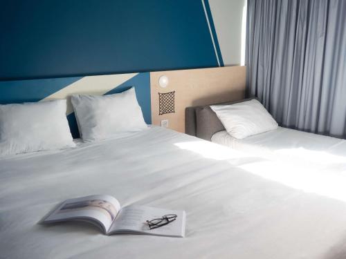 Habitación con una cama doble y un sofá individual, no fumadores del hotel Ibis Budget Saint Malo Centre