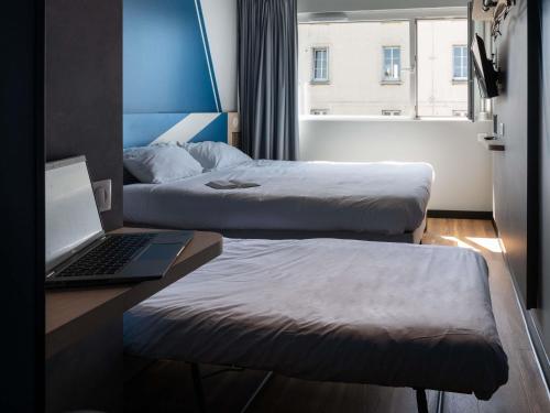Habitación con una cama doble y un sofá individual, no fumadores del hotel Ibis Budget Saint Malo Centre. Foto 6