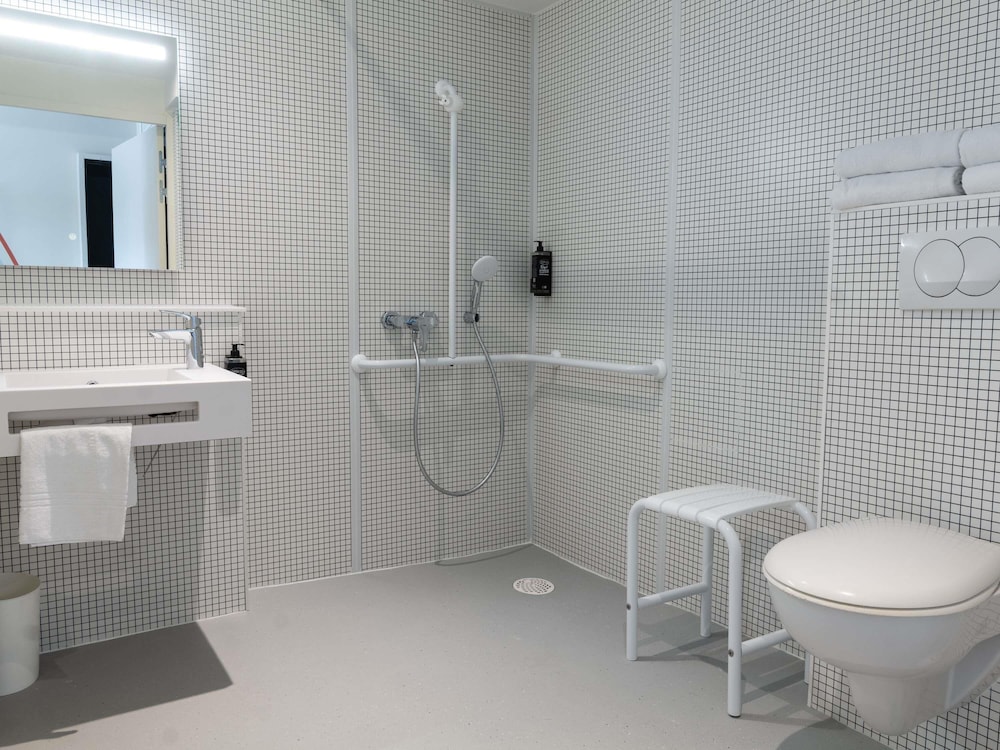 Habitación accesible con una cama doble y una litera para dos niños, no fumadores del hotel Ibis Budget Saint Malo Centre