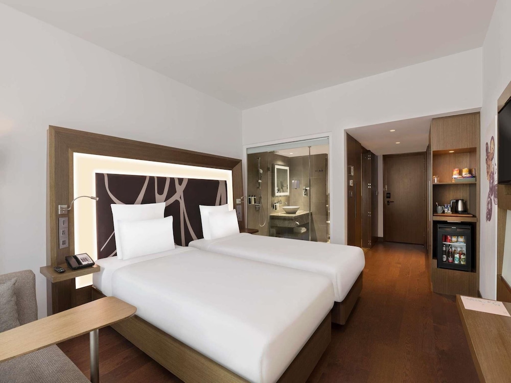 Habitación superior con 2 camas individuales, Acceso al salón del club del hotel Novotel New Delhi Aerocity. Foto 2