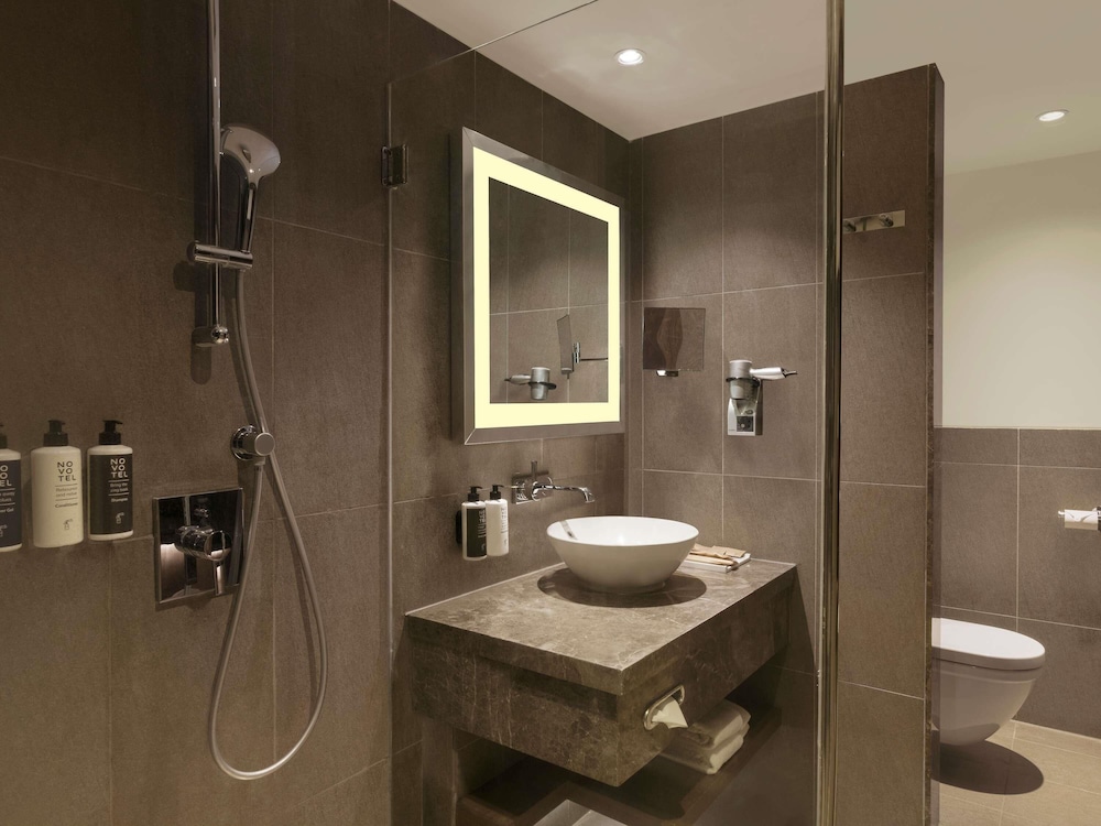 Habitación Premier con 2 camas individuales del hotel Novotel New Delhi Aerocity. Foto 4