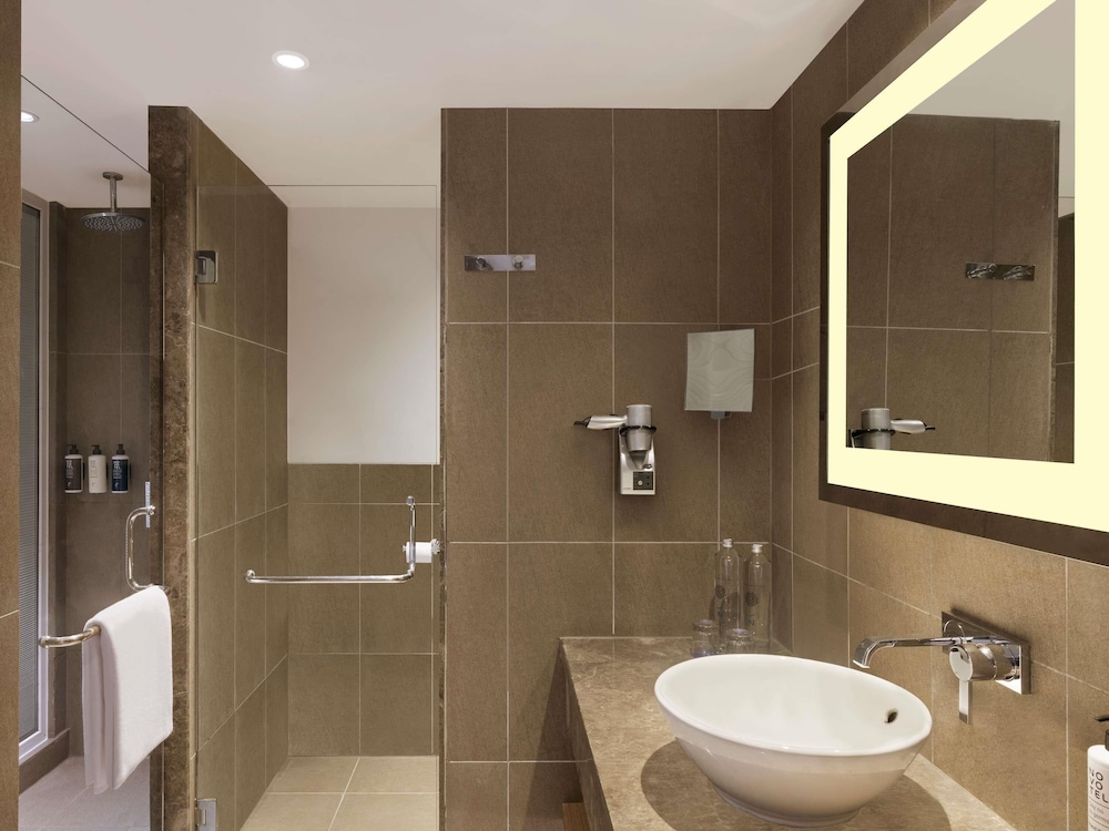 Habitación Premier, 1 cama de matrimonio grande del hotel Novotel New Delhi Aerocity. Foto 6