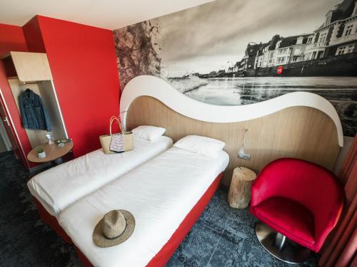 Suite familiar estándar con 1 cama doble y camas gemelas del hotel Ibis Styles Saint Malo Port. Foto 3