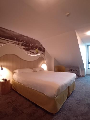 Suite familiar estándar con 1 cama doble y camas gemelas del hotel Ibis Styles Saint Malo Port. Foto 4