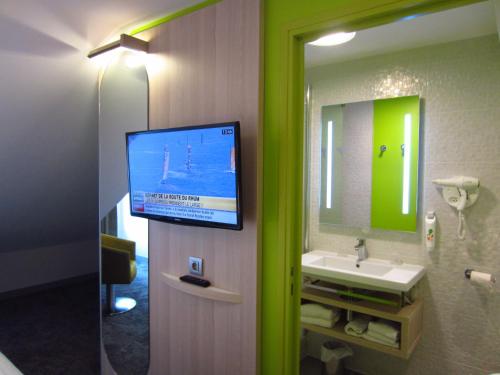 Suite familiar estándar con 1 cama doble y camas gemelas del hotel Ibis Styles Saint Malo Port. Foto 5