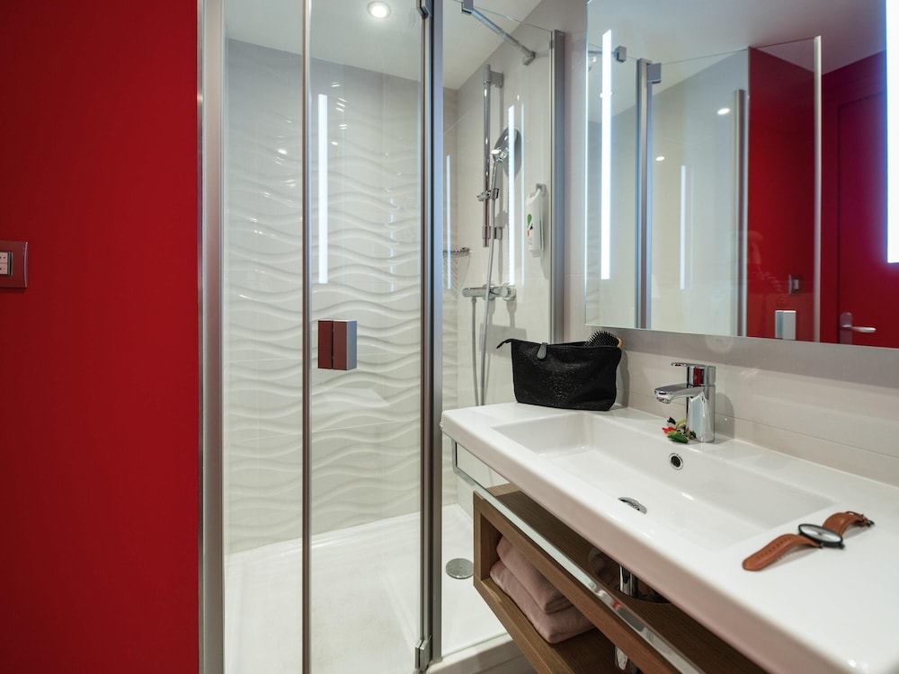 Suite estándar con 1 cama doble y 1 sofá del hotel Ibis Styles Saint Malo Port