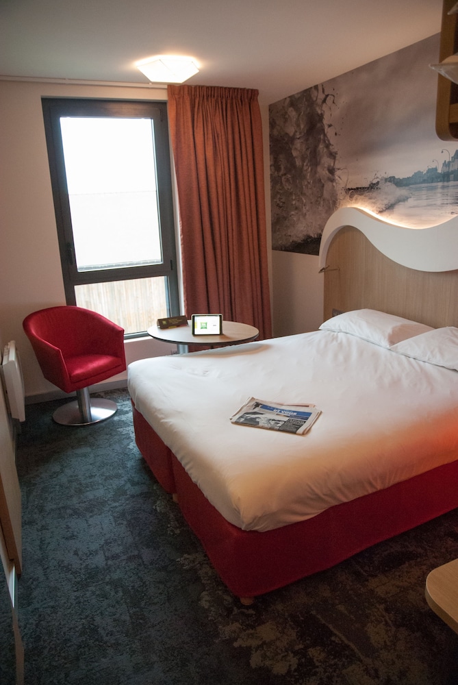 Suite estándar con 1 cama doble y 1 sofá del hotel Ibis Styles Saint Malo Port. Foto 1