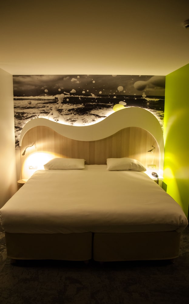 Suite estándar con 1 cama doble y 1 sofá del hotel Ibis Styles Saint Malo Port. Foto 2