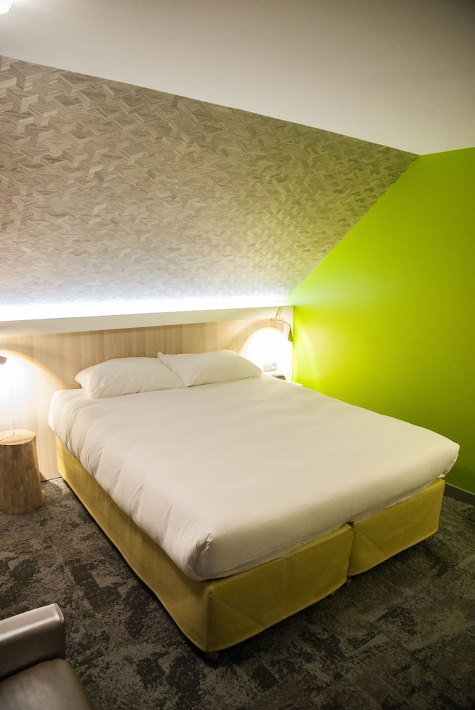 Suite estándar con 1 cama doble y 1 sofá del hotel Ibis Styles Saint Malo Port. Foto 3