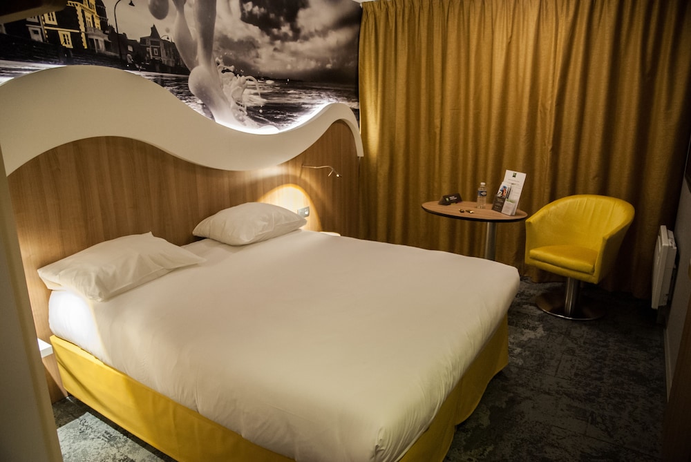Suite estándar con 1 cama doble y 1 sofá del hotel Ibis Styles Saint Malo Port. Foto 4