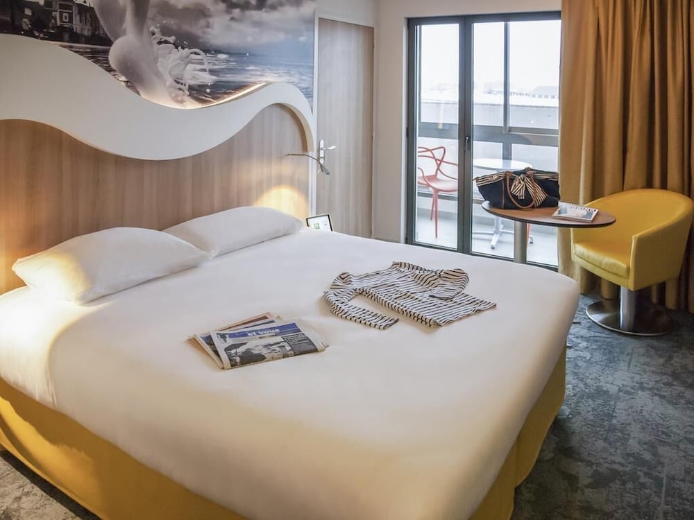 Suite estándar con 1 cama doble y 1 sofá del hotel Ibis Styles Saint Malo Port. Foto 6