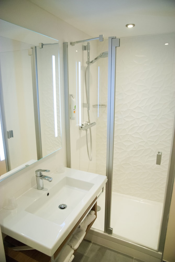 Suite estándar con 1 cama doble y 1 sofá del hotel Ibis Styles Saint Malo Port. Foto 9
