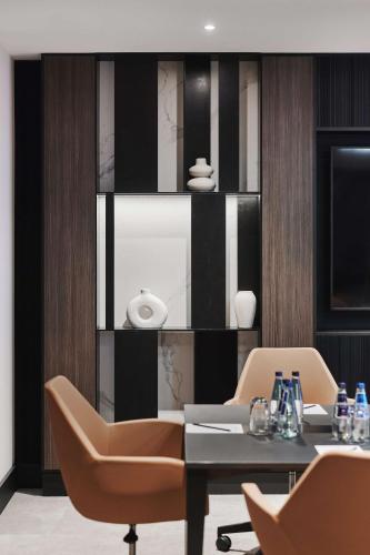 Habitación Executive con vistas al centro de la ciudad y acceso al salón del hotel Radisson Collection , Warsaw. Foto 11