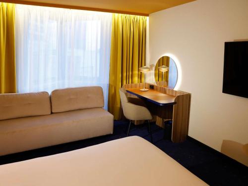 Classic Room with One Double Bed and a Sofa del hotel Mercure Warszawa Centrum. Foto 3