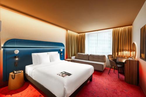 Classic Room with One Double Bed and a Sofa del hotel Mercure Warszawa Centrum. Foto 10