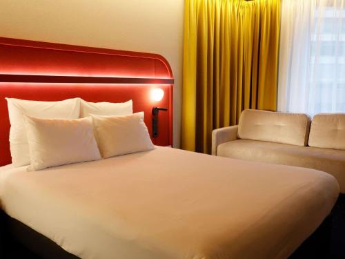 Habitación Superior con sofá - cama doble del hotel Mercure Warszawa Centrum. Foto 9