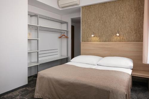 Habitación Doble Estándar con cama supletoria del hotel Ambiance. Foto 1